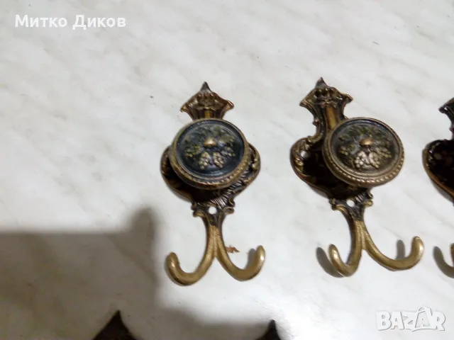 Старинна месингова с патина закачалка с двойна кука и релефна орнаментика като  нови 7 броя, снимка 2 - Антикварни и старинни предмети - 55994202