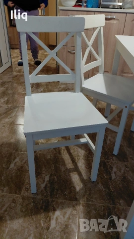 бяла дървена маса с четери стола. , снимка 3 - Маси - 53725477