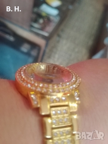 ЛУКСОЗЕН ДАМСКИ ЧАСОВНИК В ЗЛАТЕН ЦВЯТ 