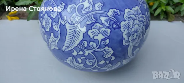Голяма китайска ваза. Ръчно рисувани флорални елементи в бяло и синьо. , снимка 12 - Декорация за дома - 47321266