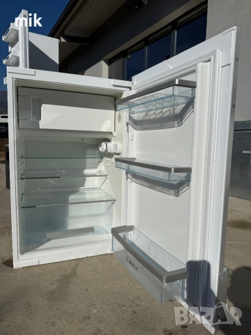 Малък хладилник с камера за вграждане Bosch, снимка 2 - Хладилници - 52421564