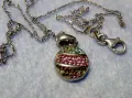 ЕМАЙЛИРАНО СТАРО СРЕБЪРНО МЕДАЛЬОНЧЕ с ЦВЕТНИ КРИСТАЛЧЕТА и НЕЖНА СРЕБЪРНА ВЕРИЖКА СРЕБРО 925 40548, снимка 1