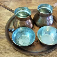 Меден сервиз за турско кафе 2 джезвета и 2 чаши с поднос, снимка 6 - Антикварни и старинни предмети - 42158913