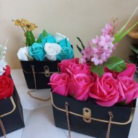 Налични чантички от картон със дръжки и 9 броя  сапунени рози , снимка 3 - Декорация за дома - 44289084