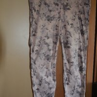Ефектен дънков панталон цвят пудра на светло сиви рози, снимка 1 - Панталони - 42265923