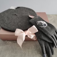 Комплект барета с ръкавици в луксозна кутия, снимка 1 - Шапки - 34498247