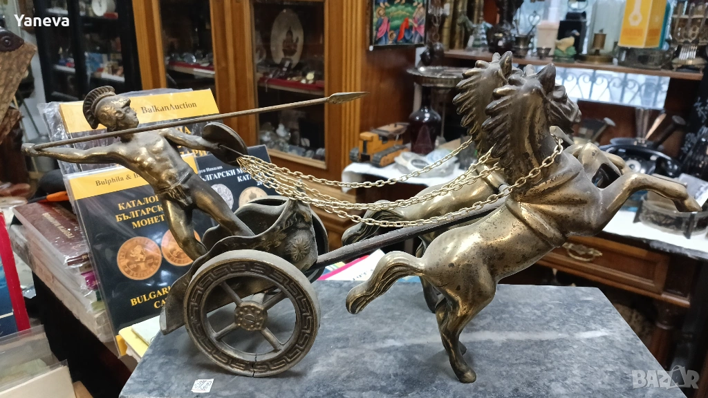 Гладиатор с колесница и бойно съоръжение , масивна,  бронзова скулптура върху мраморен постамент , снимка 1