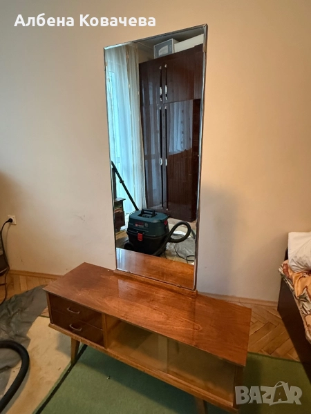 Дървена запазена тоалетка с огледало , снимка 1