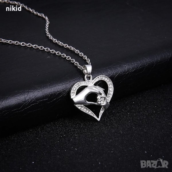 Подарък нежно дамско колие сърце с майчина и детска бебешка ръка микс сребърна баня и златиста, снимка 1