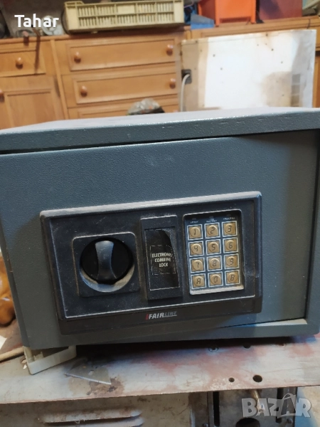 Метален сейф с електронна комбинация , снимка 1