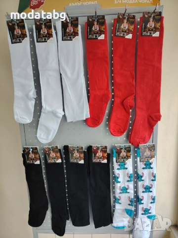 3/4 модел чорапи в бял, червен и черен цвят 