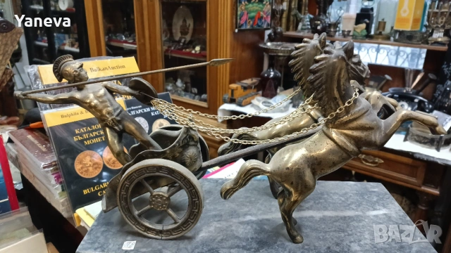 Гладиатор с колесница и бойно съоръжение , масивна,  бронзова скулптура върху мраморен постамент 