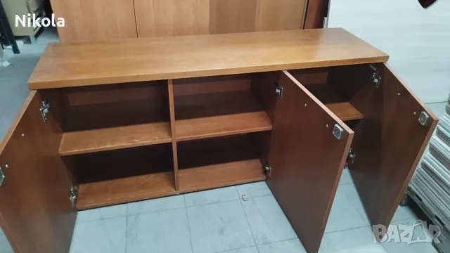 Шкаф с три врати с ключалки и рафтове 160/45/76см, снимка 2 - Шкафове - 47645549