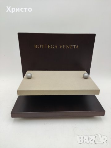 Bottega Veneta рекламна табела поставка
