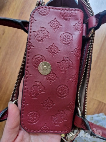 Оригинална чисто нова чанта на Guess, купувана от Англия, снимка 16 - Чанти - 53660761