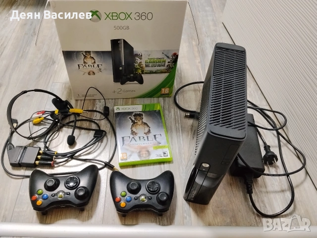 Xbox 360 E + 2 контролера и 2 игри