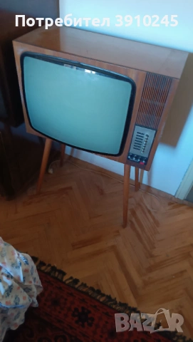 Стар телевизор с крака