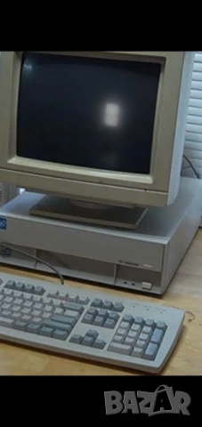 Компютър IBM с монитор и клавиатура