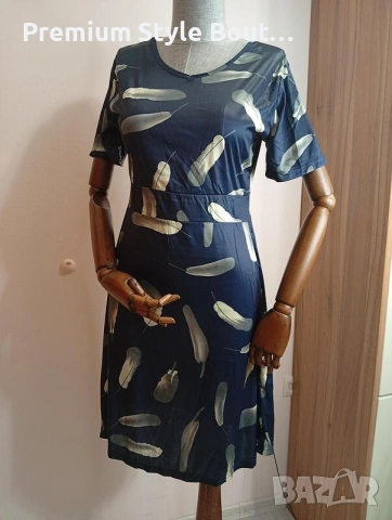 Тъмносиня дамска рокля с артистичен принт – комфорт с характер, снимка 2 - Рокли - 53657923
