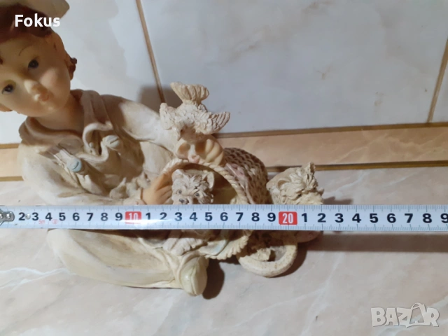 Страхотна красива статуетка момченце с кученца и гълъбче, снимка 6 - Антикварни и старинни предмети - 53356348