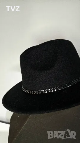 Федора шапка, черна с червено дъно, снимка 3 - Шапки - 48145602