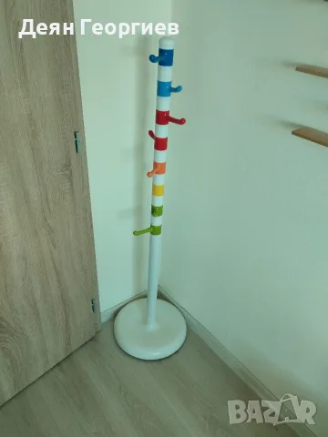 Продавам детската стояща закачалка IKEA KROKIG