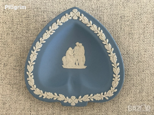 Порцеланова чиния във формата на сърце Wedgwood, Англия.