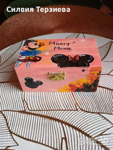 Ръчно изработена дървена кутия Мики и Мини Маус, снимка 1