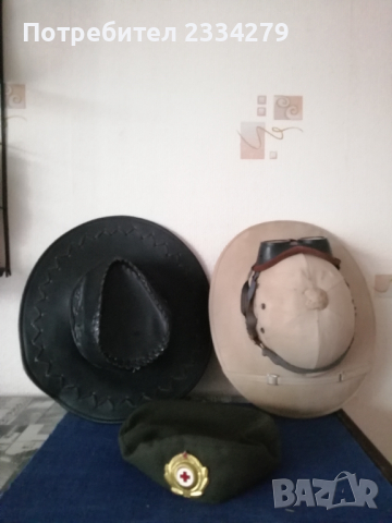 Стари шапки използвана за сафари. Военна барета от СОЦА., снимка 1 - Антикварни и старинни предмети - 40615663