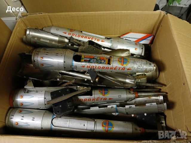 Стара тенекиена играчка ракета.