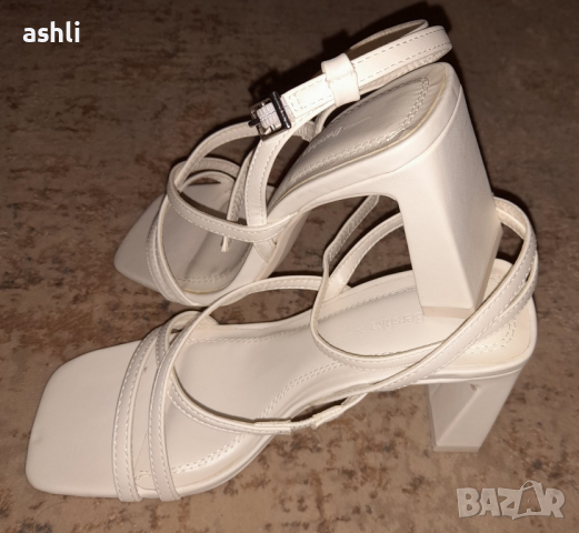 Бели сандали Bershka, снимка 5 - Детски сандали и чехли - 44671647