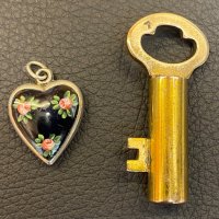 Старинен медальон сърце стара запалка бензинова ключ, снимка 2 - Антикварни и старинни предмети - 36028163