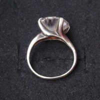 Един скромно изглеждащ сребърен пръстен с голям бял топаз / проба 925 , снимка 6 - Пръстени - 42328197