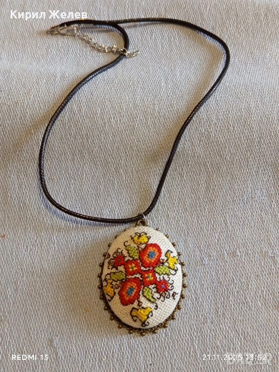 МЕДАЛЬОН РЪЧНА ШЕВИЦА с ФЛОРАЛЕН МОТИВ ЧЕРВЕНИ и ЖЪЛТИ ЦВЕТЯ АВТОРСКО БИЖУ 52221, снимка 1