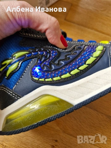 Светещи маратонки Geox 35 номер, снимка 11 - Детски маратонки - 53704879
