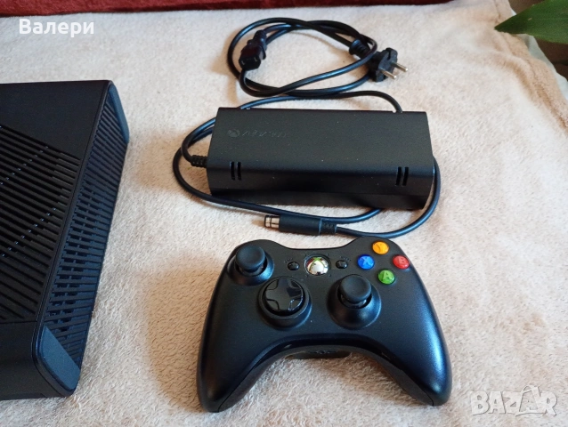 XBOX 360 E +джойстик и 5 игри, снимка 2 - Xbox конзоли - 53040001