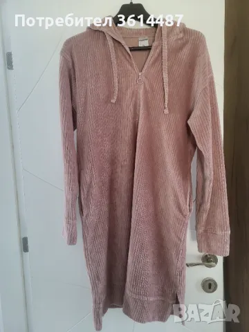 Рокля от кадифе с качулка