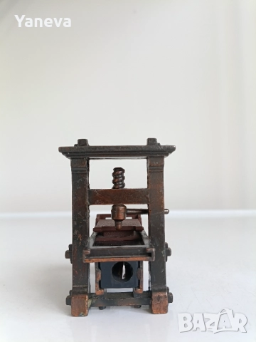 Колекционерска фигурка , острилка във формата на стара печатарска преса от 15-ти век. , снимка 8 - Статуетки - 52044385
