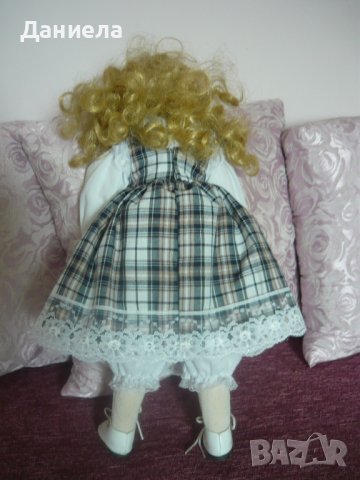 Колекционерска порцеланова кукла JULIE _2, снимка 2 - Колекции - 41243681