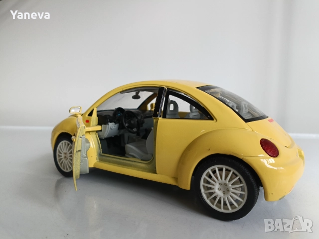 Volkswagen New Beetle 1998 г , Bburago, Мащаб 1:18 , Italy. , снимка 3 - Коли, камиони, мотори, писти - 52189918
