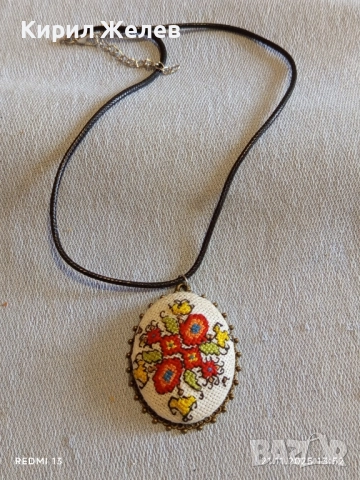 МЕДАЛЬОН РЪЧНА ШЕВИЦА с ФЛОРАЛЕН МОТИВ ЧЕРВЕНИ и ЖЪЛТИ ЦВЕТЯ АВТОРСКО БИЖУ 52221