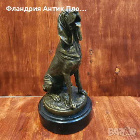 Бронзова скулптура на ловно куче върху мраморна основа