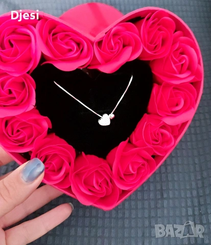 Кутия сърце с декоративни рози и сребърно колие, снимка 2 - Колиета, медальони, синджири - 53226856