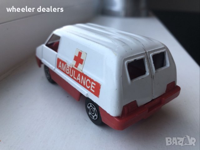 Метална количка Corgi AMBULANCE R511 в мащаб 1:55, снимка 3 - Колекции - 39835816