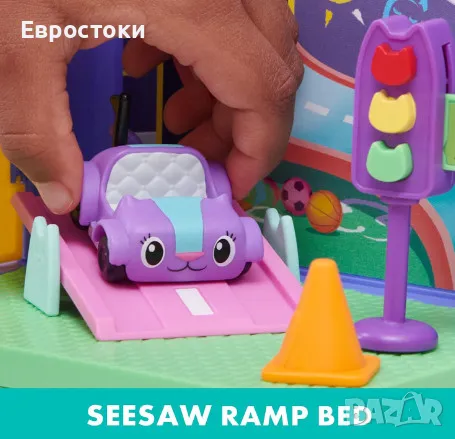Игрален комплект Gabby's Dollhouse Carlita Purr-ific Play Room - Делукс стая с играчка кола Carlita, снимка 2 - Коли, камиони, мотори, писти - 47569309