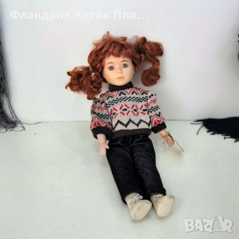порцеланова кукла с червени къдрици