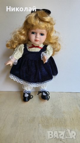 Стара порцеланова кукла много красива и запазена