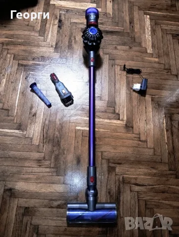 Много добра прахосмукачка Dyson V8 с нова батерия и аксесоари