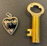 Старинен медальон сърце стара запалка бензинова ключ, снимка 2