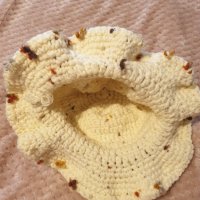 Продавам ръчно плетена зимна шапка , снимка 2 - Шапки - 41972484